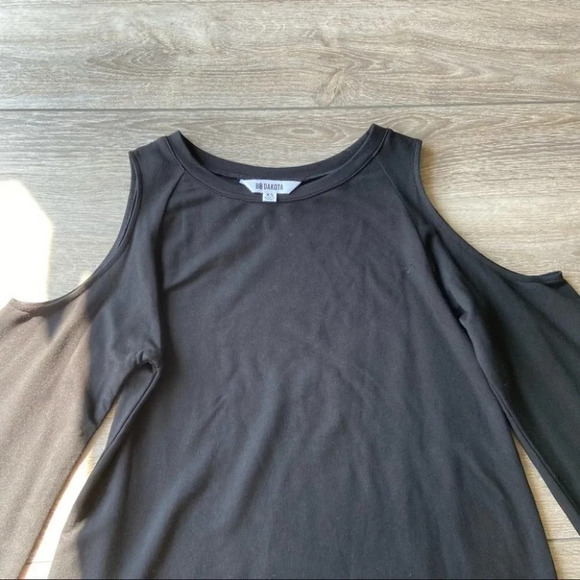 BB Dakota Cold Shoulder Bell Sleeves Top - Picture 5 of 12
